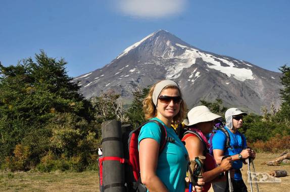A Ana está pronta e animada para subir o vulcão Lanín, na região de Junín de Los Andes, na Argentina